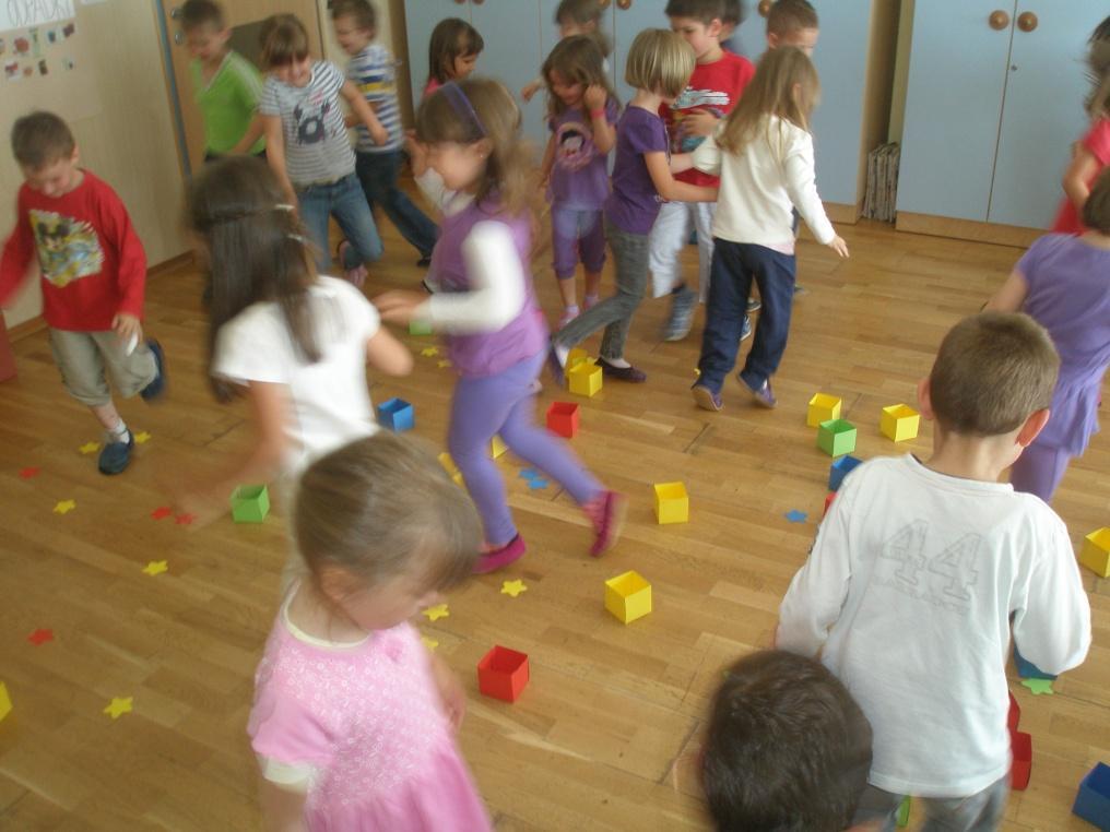 Slika 8: Otroci med plesom Ko so bile vse zvezde nabrane v različnih škatlah in ko je bilo glasbe konec, smo se vsi skupaj zbrali in otroci so postavili vse škatle bliţe na en kup.