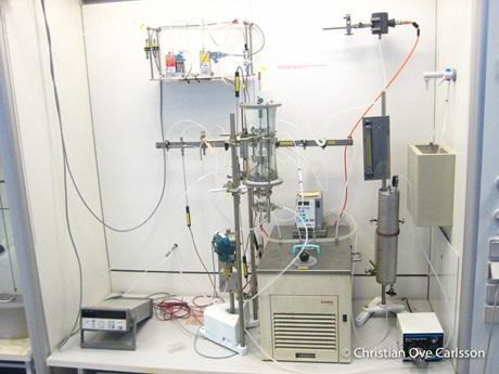 12 controllers. The gas is then saturated with water, and reaches the reaction chamber that consists of a glass tube that can resist a pressure up to 10 bars.