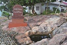 Stone Heritage of East and Southeast Asia The well was said to have been dug using chisel by the fleeing Siamese troops for water supply after a failed attack on Melaka during the reign of Sultan