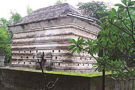 Stone Heritage of East and Southeast Asia Figure 21. Siti Fatimah binti Maimun Graveyard, Gresik, East Java.