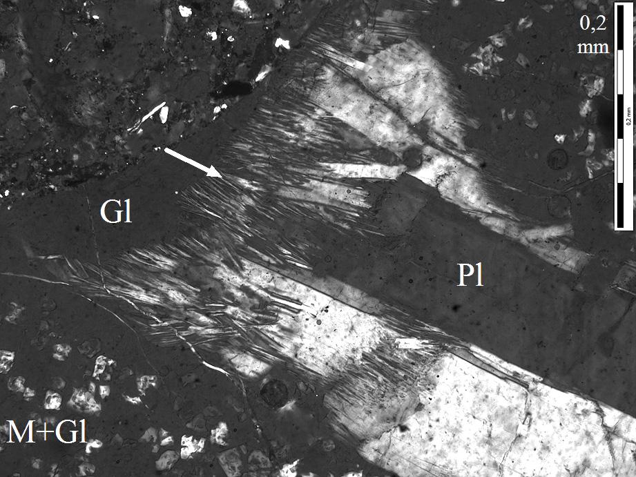 Phenocrysts of plagioclases (Pl) disintegrate by thermal effect on predisposed planes (zone IV) and space among the fragments is filled by glass.