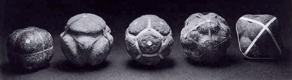 2. Zgodovina pravilnih poliedrov Prva odkritja izklesanih teles (slika 1), ki spominjajo na pravilne poliedre, so našli na Škotskem.