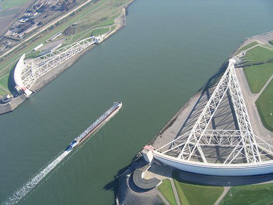 Impacts: Rotterdam harbour Maeslant storm surge barrier - closure frequency current: once every 10 years 2100, with extreme sea level rise: once every