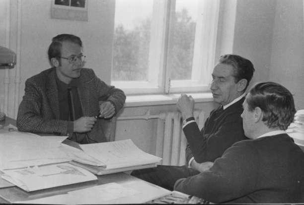 J.Stenflo ( 国际著名太阳物理学家 ) 在克里米亚天文台学习期间和 Severny( 谢韦尔内 ) 台长, 以及 Gopasyuk( 郭巴休科 ) 一起讨论学术问题 Prof.