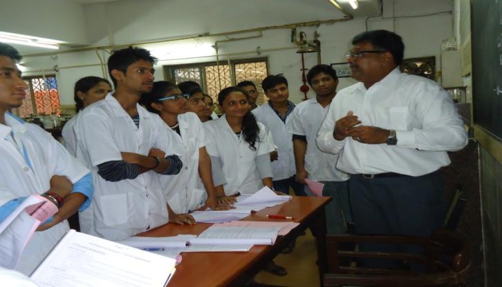 Chemistry students of 2015-16 with ALUMINI of 2008-09 batch, on