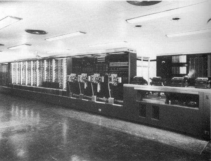21 MARK I - prvi elektromehanički programibilni kalkulator Hauard Ejken, 1944. g. * dužina oko 17 metara item visina oko 2,5 metra * 800km žice * 750000 delova * oko 3 miliona električnih spojeva.