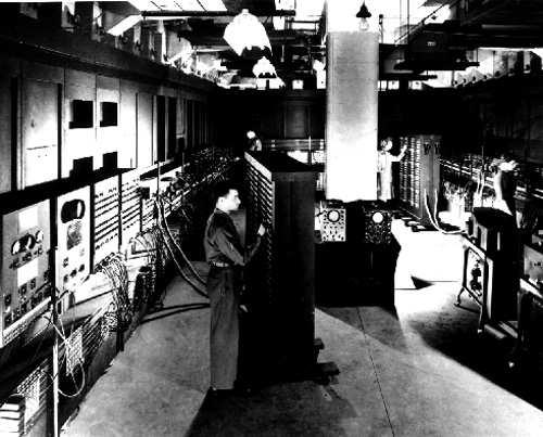 24 ENIAC (Electronic Numerical Integrator and Calculator) konstruktori Ekert i Mušli na Murovoj školi univerziteta u Pensilvaniji fizičar Džon Mušli objavio članak pod naslovom The Use of High Speed