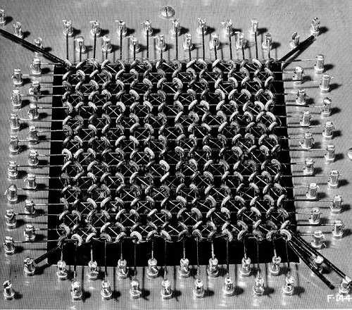 34 Magnetna jezgra konstruisana 1951.g. čuvaju sadržaj i po prestanku napajanja Figure 29: Magnetna jezgra Prvi magnetni diskovi (IBM RAMAC) 1957.g. Poboljšan softver: viši programski jezici (Fortran, Lisp, Algol-60, Cobol) početak razvoja operativnih sistema Na kraju perioda oko 18.