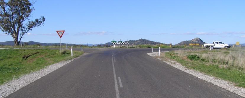 O Figure 2-13 Manilla Road West looking towards Therribri Road (left) and Manilla Road South (right).