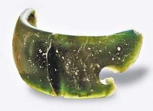 A green bracelet made of polished chlorite was found in the same layer as the Denisovan bone and teeth Dating to 40,000