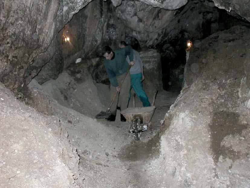 Obr. 2.Mapa jaskyne Chmeľová Fig. 2. Map of the Chmeľová Cave Obr. 3. Výkopové práce v jaskyni Chmeľová Fig. 3. Digging works in the Chmeľová Cave frakcie.