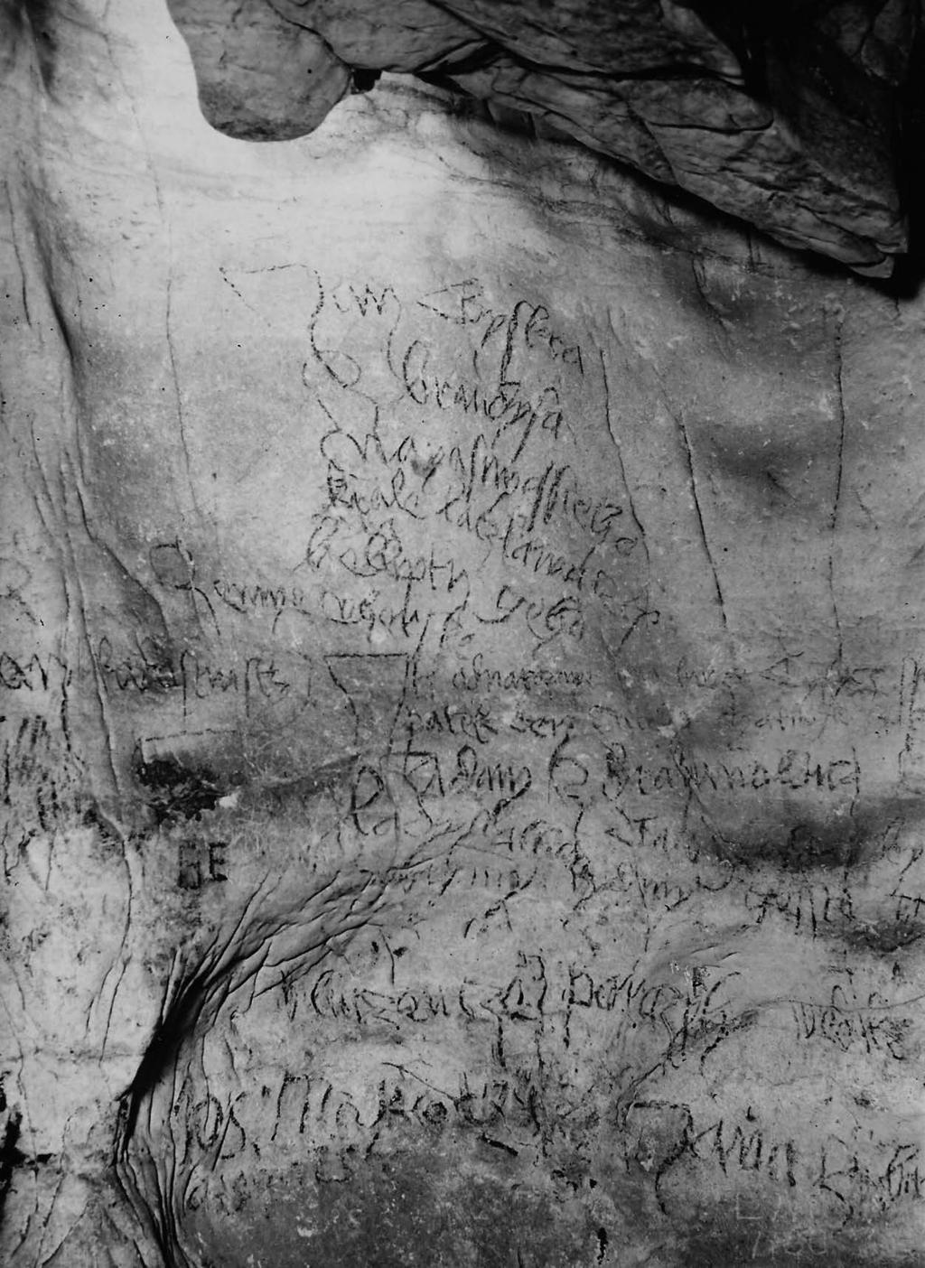 Obr. 2. Jasovská jaskyňa, nápis z roku 1452, naša najstaršia písaná pamiatka. Archív SMOPaJ Fig. 2. Jasovská Cave, writing from 1452, our oldest written monument.