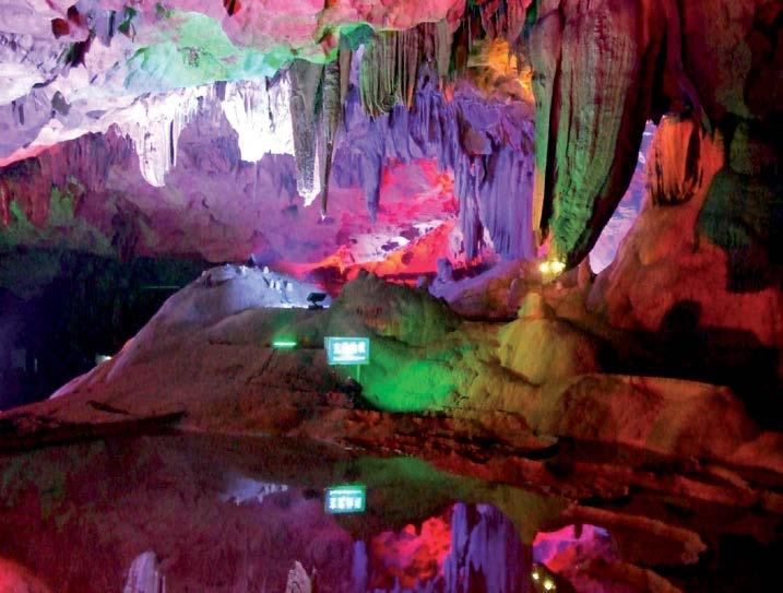 Priemerná ročná teplota (podobne ako v ďalších jaskyniach v tejto oblasti) je 22 C, je teda teplejšia v zime a chladnejšia v lete.