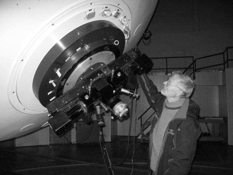 The Terskol Observatory 125 Fig. 7. The high speed two-channel UBVRI photometer with photo-multipliers ions and neutral molecules in comets.