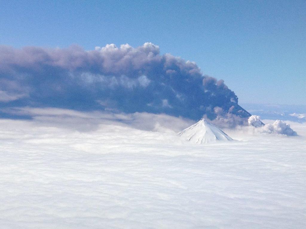 Figure 3. Photo of Pavlof eruption taken by a commercial pilot on 18 May 2013.