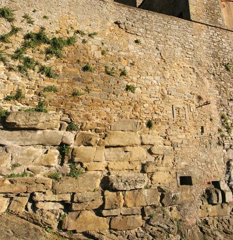 Obr.19: Kvádrové murivo v Cortone. 30 CORVIANO (LAZIO, VT) Poloha: nachádzajú sa v západnej časti stredovekého hradu. Technika: kvádrové murivo. Materiál: tuf. Datovanie: pravdepodobne 3. storočie pr.