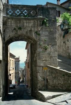 Veže: pravouhlé vystupujúce veže pod Via della Rocca a možno i pod jej záhradou. V ich stenách sú viditeľné tunely na odtok vody. Brány: brány sú v miestach, kde cesta vstupovala do mesta.