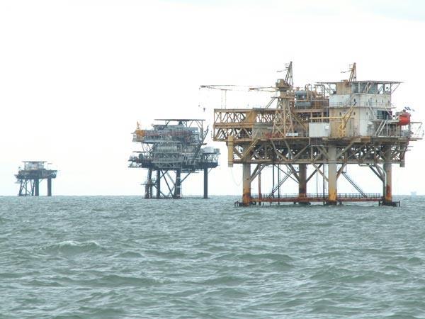 Thousands of oil platforms