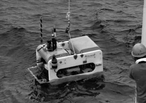 7 Hovering-type AUV Tuna-Sand Photographic and Bathymetric Survey by the AUV Tuna-Sand Overview of AUV Tuna-S and To determine the nature of the pockmarks and scratch marks observed by AUV r2d4, a