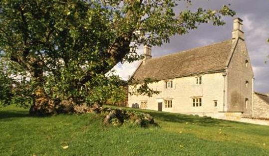 Gravitation Woolsthorpe manner and the Apple tree today The popular story says that, Newton was