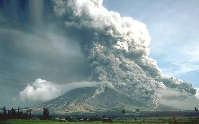 ash volcanic cone and lava flows Plume < 10 km Peléan