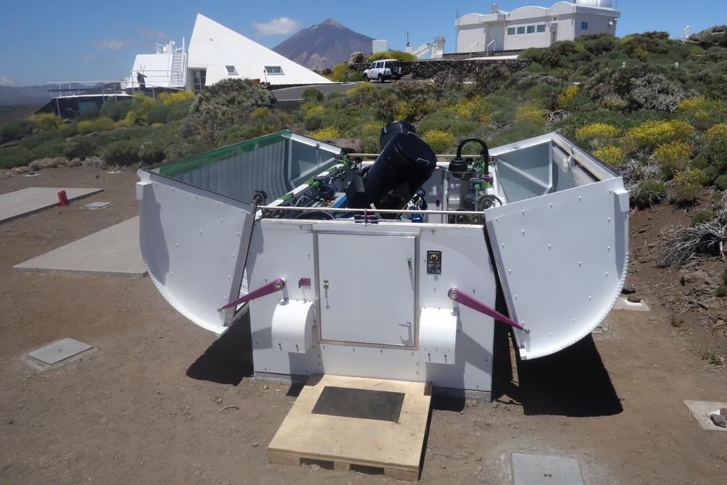 40-cm telescopes Seven telescopes in network (Chile, Canary Islands, Maui, Australia) Three