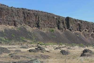 long cracks in Earth s crust The Columbia River Plateau formed between