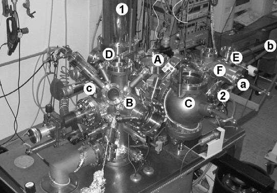 Sistem s tunelskim mikroskopom ter pripadajočimi napravami Sistem, prikazan na sliki 3, deluje v Laboratoriju za elektronsko mikroskopijo Odseka za fiziko trdne snovi na Institutu Jožef Stefan v