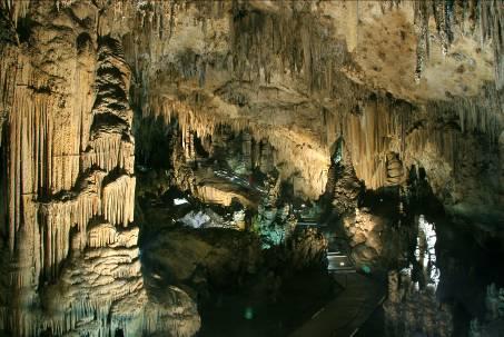 in a major tourist zone (Costa del Sol) and naturally by the beauty of the chambers and speleothems that can be found there.