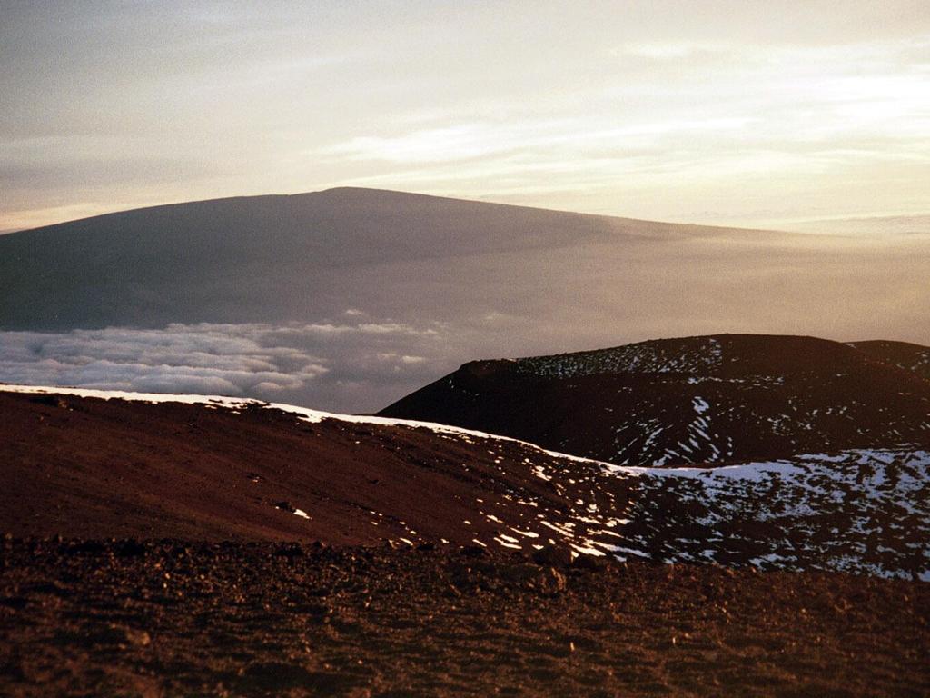 Ideal Site for Astronomy The summit of Mauna Kea rises above inversion layer separating warm/moist and cold/dry air Less water vapor enables radio and millimeter wavelength astronomy Cold