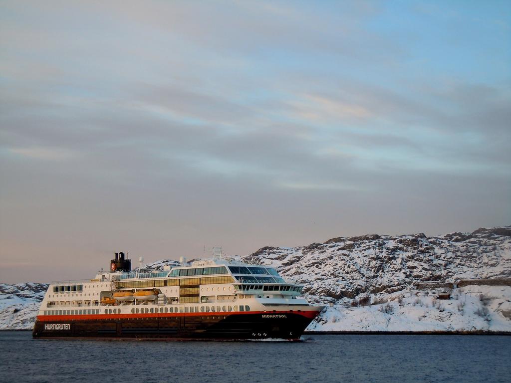Risks and Opportunities : Canadian Research on Arctic Shipping Dr.