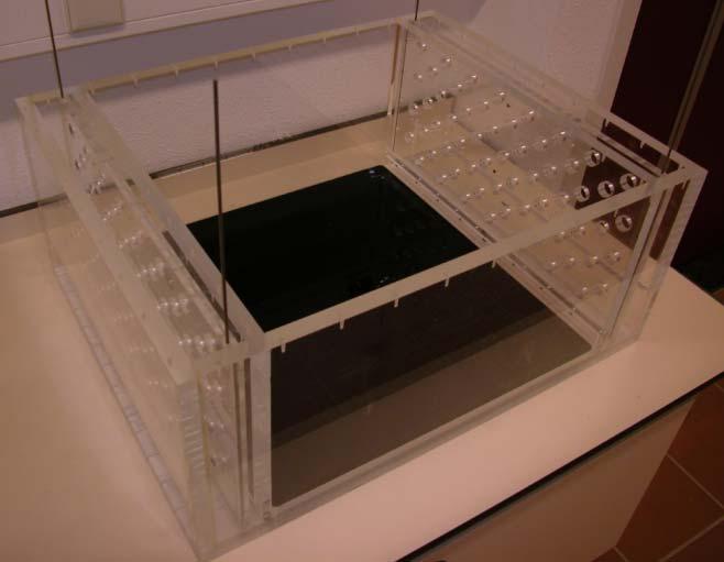 MET HODS: THE EXPERIMENTAL SET-UP Perspex container with inner dimensions