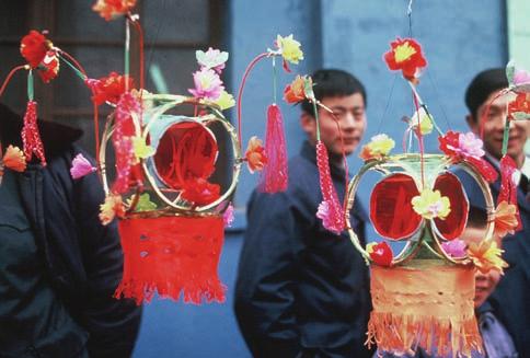 New Year (Spring Festival) n Nónglì Nián (Chūnjié) n 农历年 ( 春节 ) 1607 Passersby look at lanterns for sale during the Lantern Festival, the origins of which are the stuff of Chinese legend.
