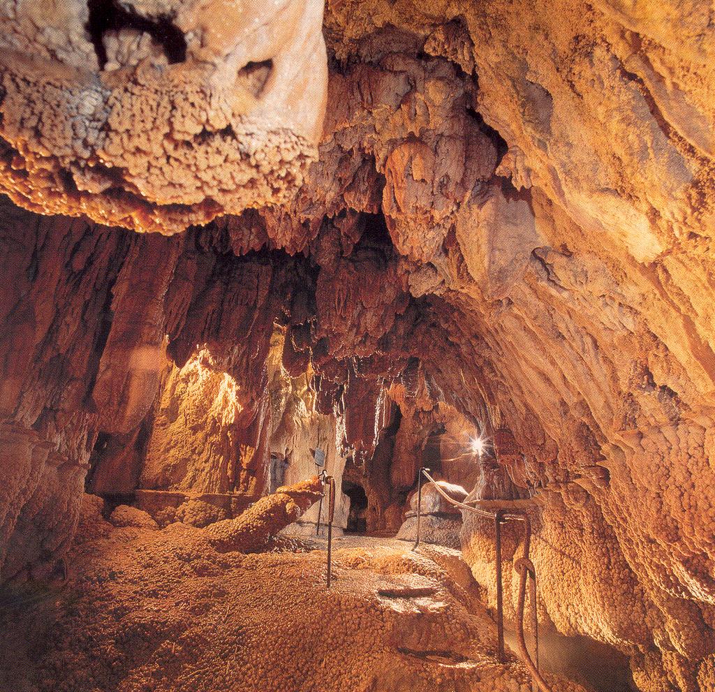 PAUL SCHERRER INSTITUT View into the cave system Paul Scherrer