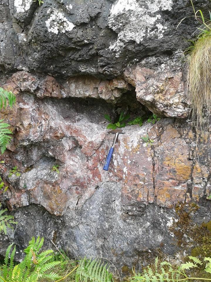 Laura Briggs Durant (1999) suggests that this lens was formed when lava flowed over unconsolidated sediments, entraining a strip of sandstone into the flow which silicified to form jasper.