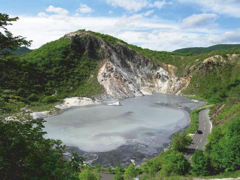 Photograph of the Hiyoriyama Cryptodome and Oyunuma Lake in the Noboribetsu Geothermal Field (viewed from the south), showing the trench site. ０ 500 1000 m Fig. 2.