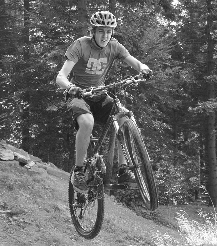 8 4 Mountain bike riders use brakes to slow down. Some mountain bikes have hydraulic brakes.