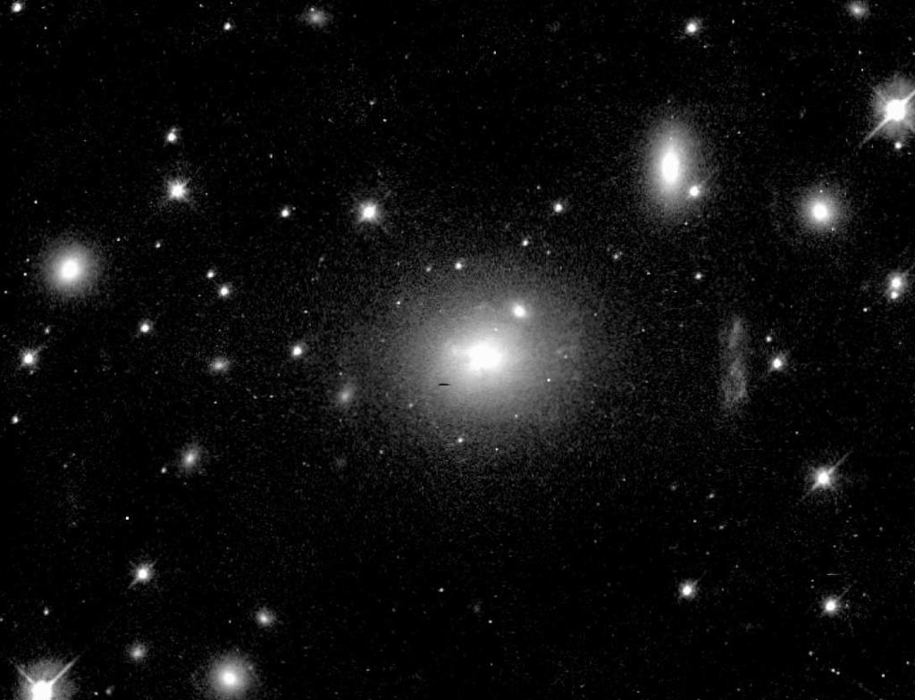 N E 10" 25.7 kpc Fig. 9. HST image of PKS 074591, spanning the wavelength range 4789.0 6025.0 Å. Chandra X-ray isophotes (see x 5.