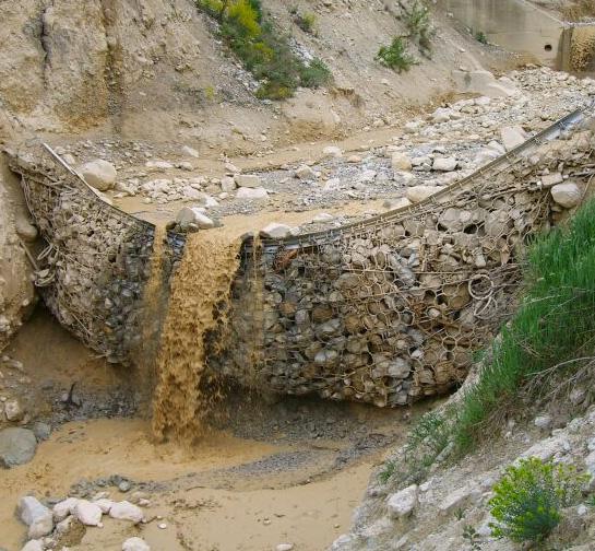 The software has been developed for the calculation of flexible rock fall barriers where the dynamic acting force of the impacting boulder induces large deformation in the entire system necessitating
