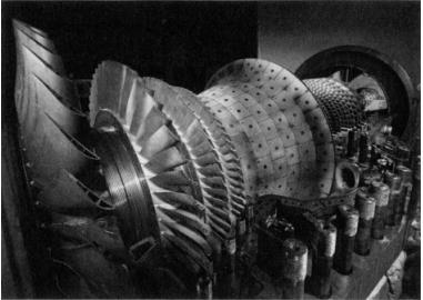 Slika 7.8: Rotor i komora za izgaranje plinske turbine. Preuzeto iz (Breeze, 2016).