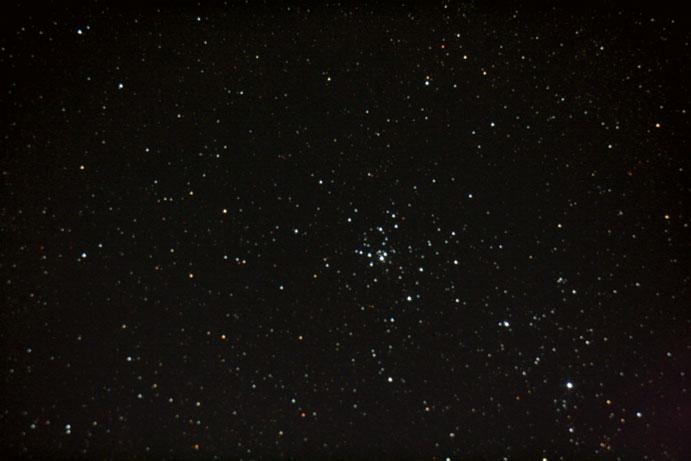 34 2 The Messier Objects Fig. 2.21 Photo of M21; 15 30 s exposures, ISO 1600, Canon Rebel XT 350D camera with 200 m f/6 telescope. North is up and east is to the left.