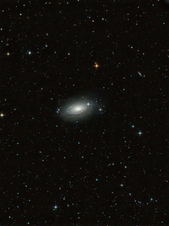 84 2 The Messier Objects Fig. 2.63 Photo of M63; 5 5 min red, green, blue exposures with