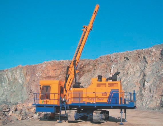 A slew ring with 90º pivoting angle allows the machine to travel parallel and with enough safety clearance to the quarry wall. Each rig has an on-board compressor, a rod magazine and a FOPS cabin.