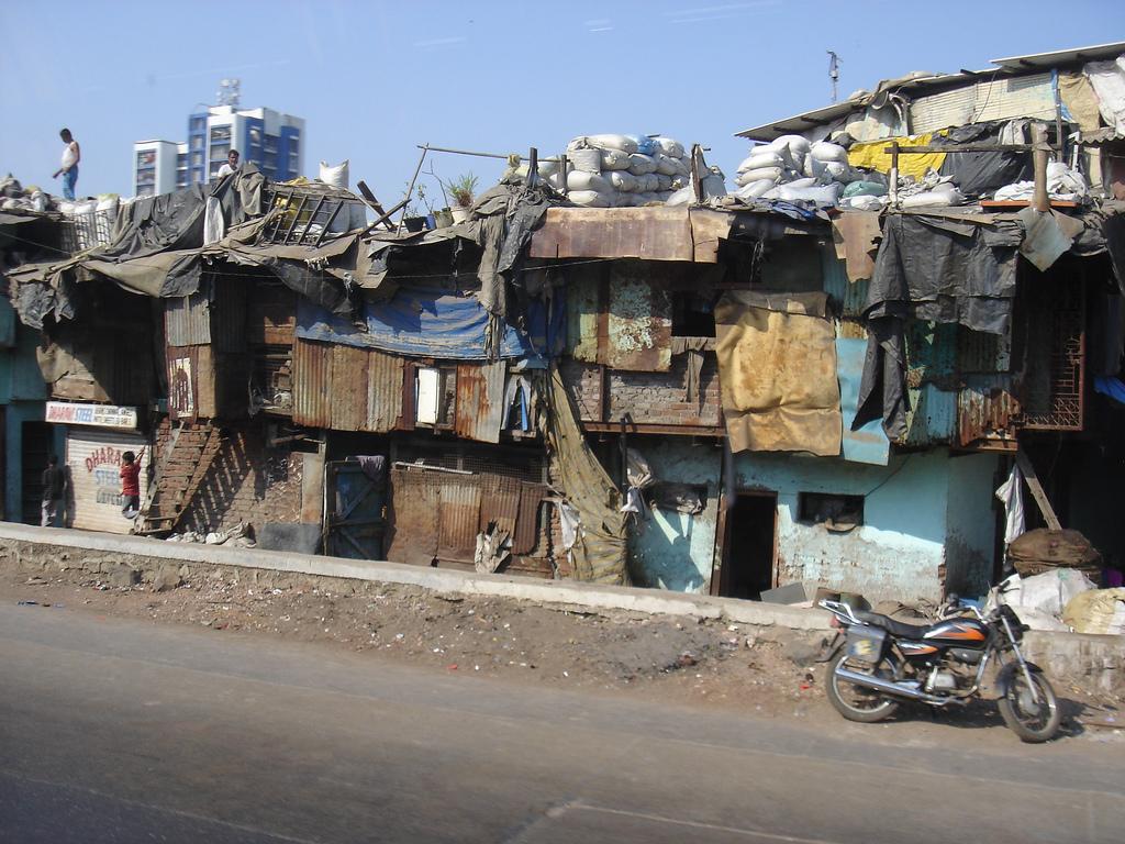 Poverty and slums Symbiosis of extremes in the same shell extreme inequality Informal areas cover 30-50% of the population and usually more than 20% of the