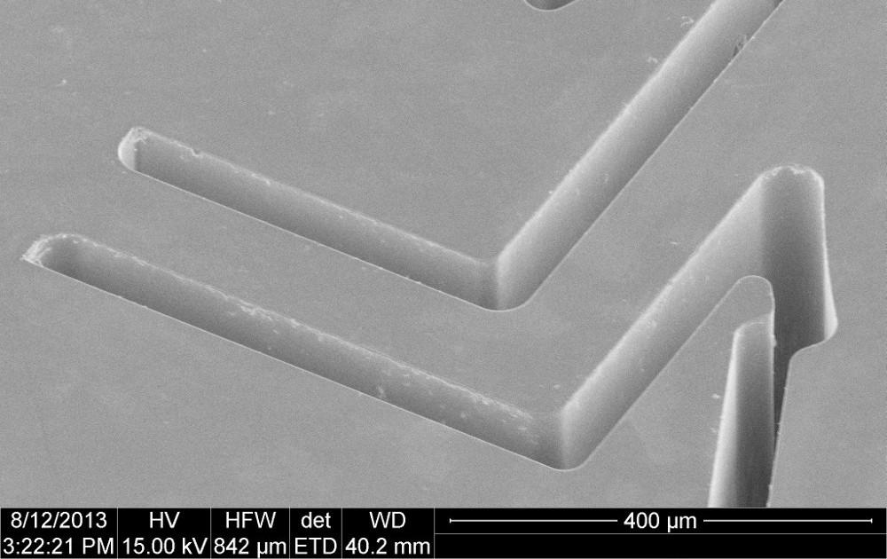 and all anchors are at least 100 µm by 100 µm. By breaking the chip, potential tapering was inspected with scanning electron microscopy (SEM). But this appeared to be negligible.