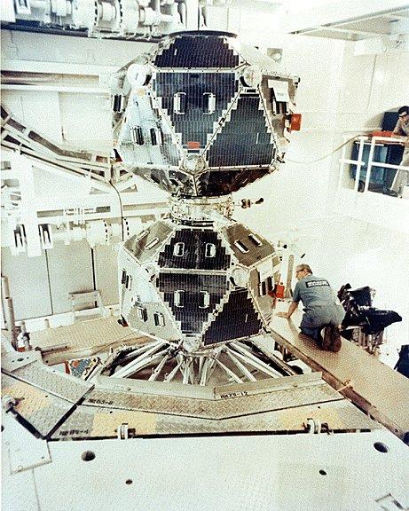Discovery Vela 5 a/b (launched in 1969) and Vela 6 a/b were each pairs on opposite sides of a circular orbit 250,000 kilometers in diameter. Gamma-ray detector 60 cm3 of CsI.