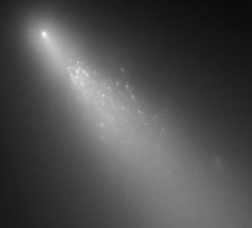 What Comets Are Made Of Emily Sohn Science News for Kids July 25, 2007 Astronomers are watching a comet break into pieces, practically before their eyes.