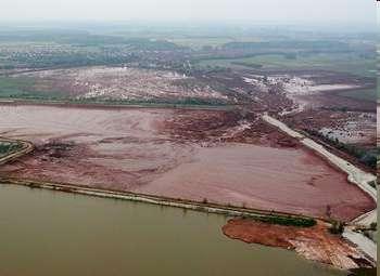 (35 million cubic feet) of liquid waste "red mud from the Ajkai Timföldgyár alum earth plant in Ajka,