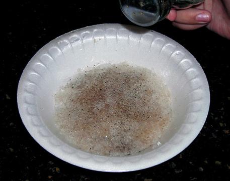 Add three spoonfuls of snow, shaved ice, or crushed ice plus a tablespoon of water. Stir the mixture and flatten it into the bottom of the bowl. 2.