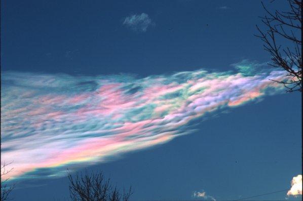 Iridescence in a thin wave